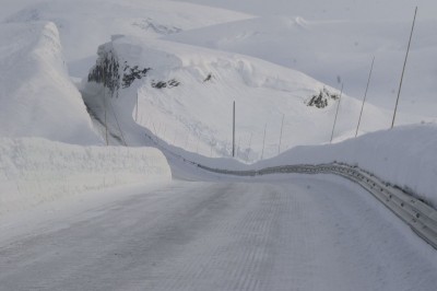 Vinterregulariteten på riksveg 13 over Vikafjellet er så usikker at fjellovergangen bør erstattast med tunell.